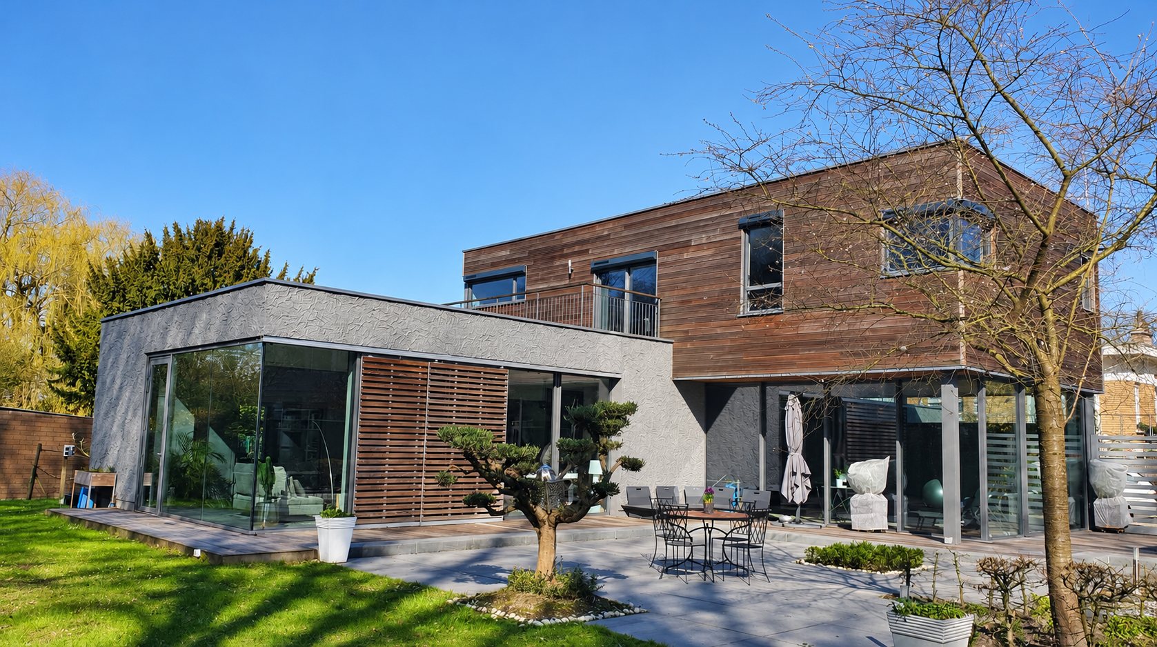 Maison contemporaine à grandes parois vitrées donnant sur une terrasse