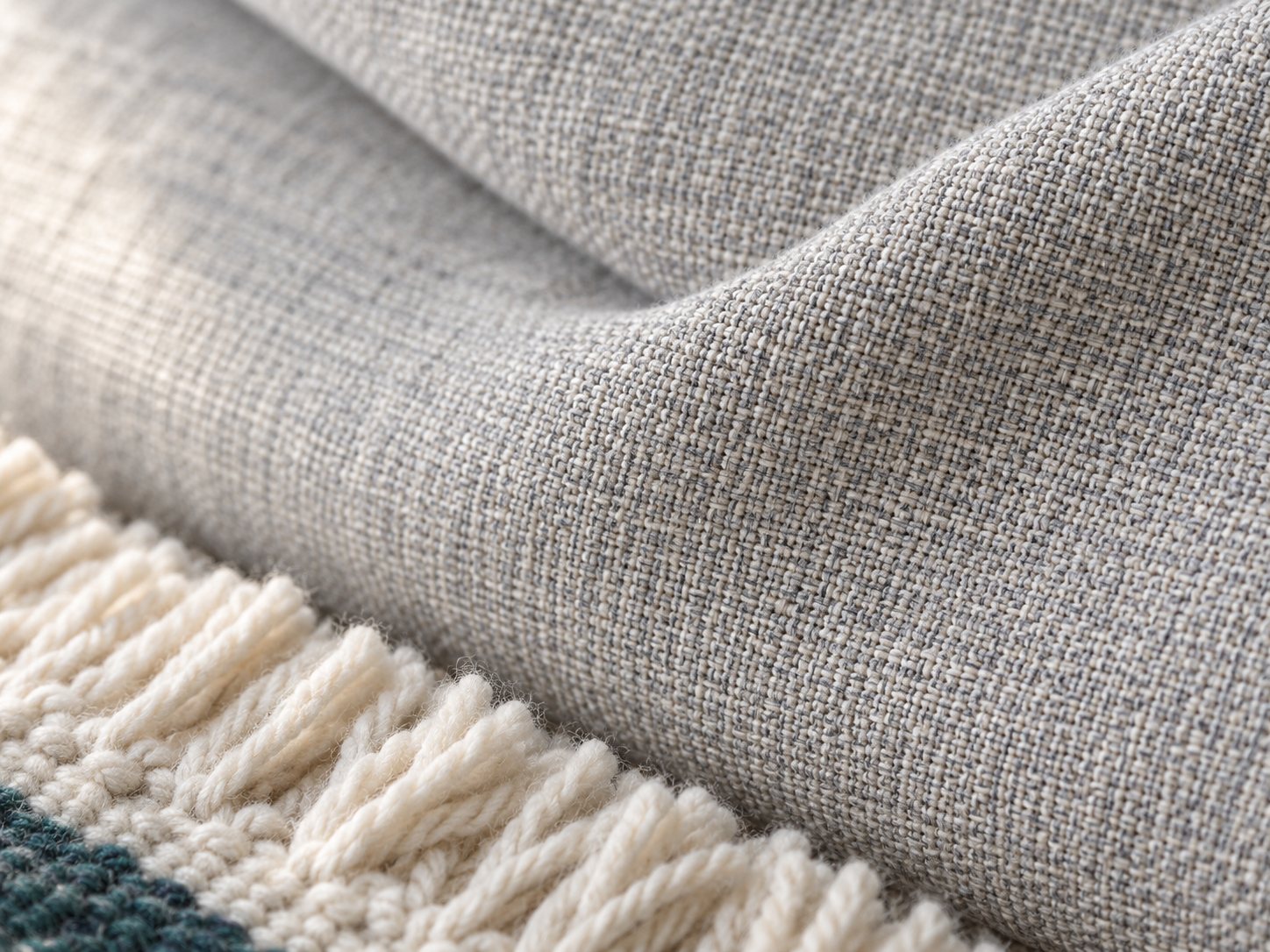 Gros plan sur un tissu d'ameublement gris clair et une frange de tapis, image d'illustration